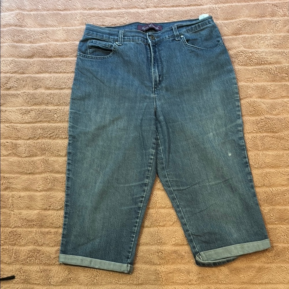 Gloria Vanderbilt Women's cropped Blue Jeans size 12
